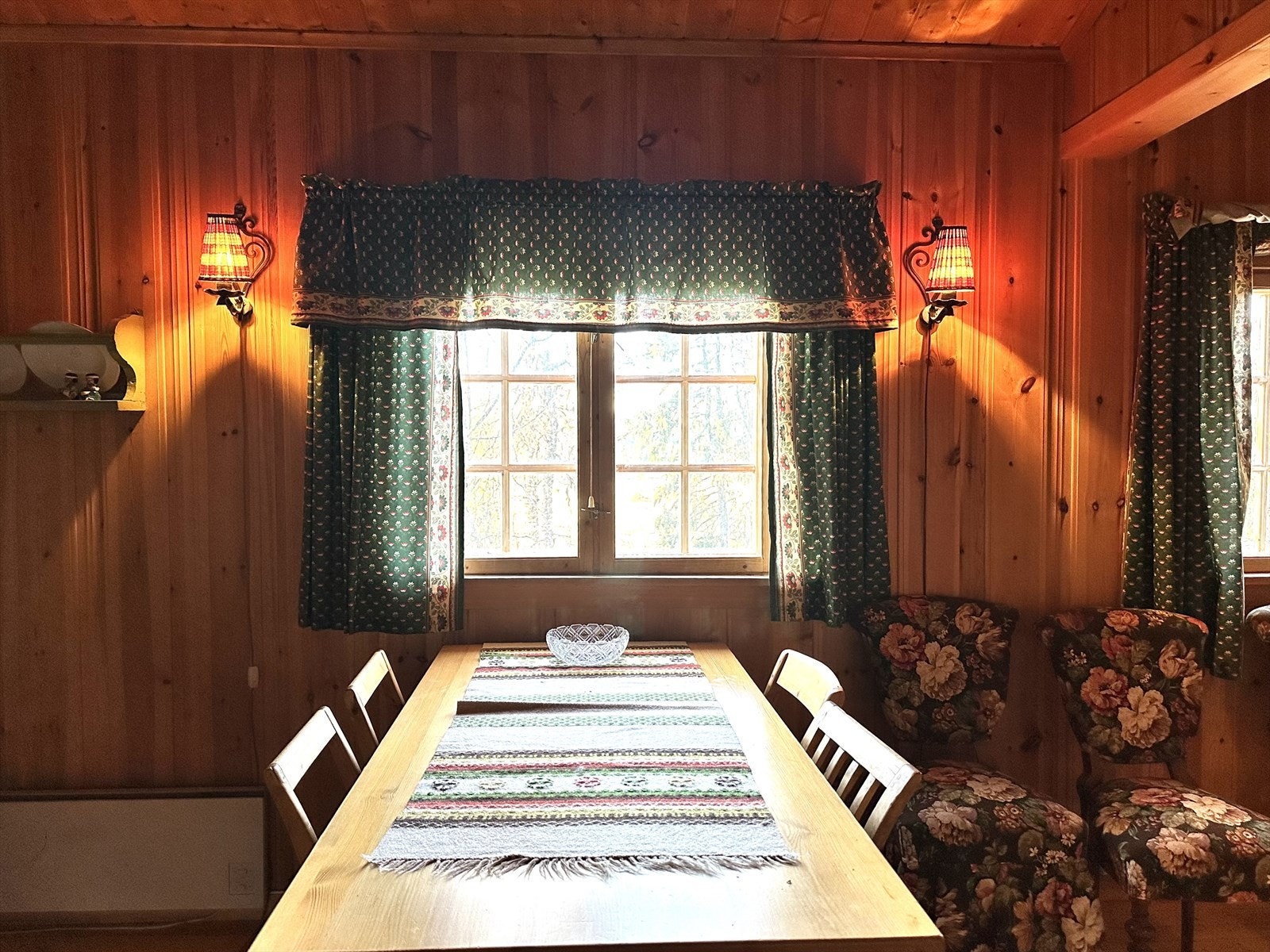 Spisebordet er hyggelig plasser ved vinduet. Her kan familien samles til et godt måltid. Galleribilde