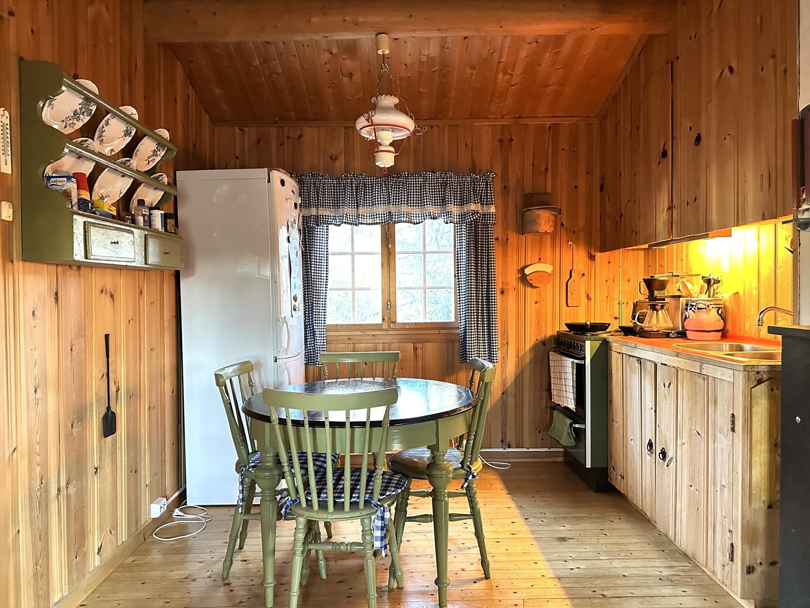 Kjøkkenet ligger i åpen løsning med stuen, og har innredning av heltre med over- og underskap. Galleribilde