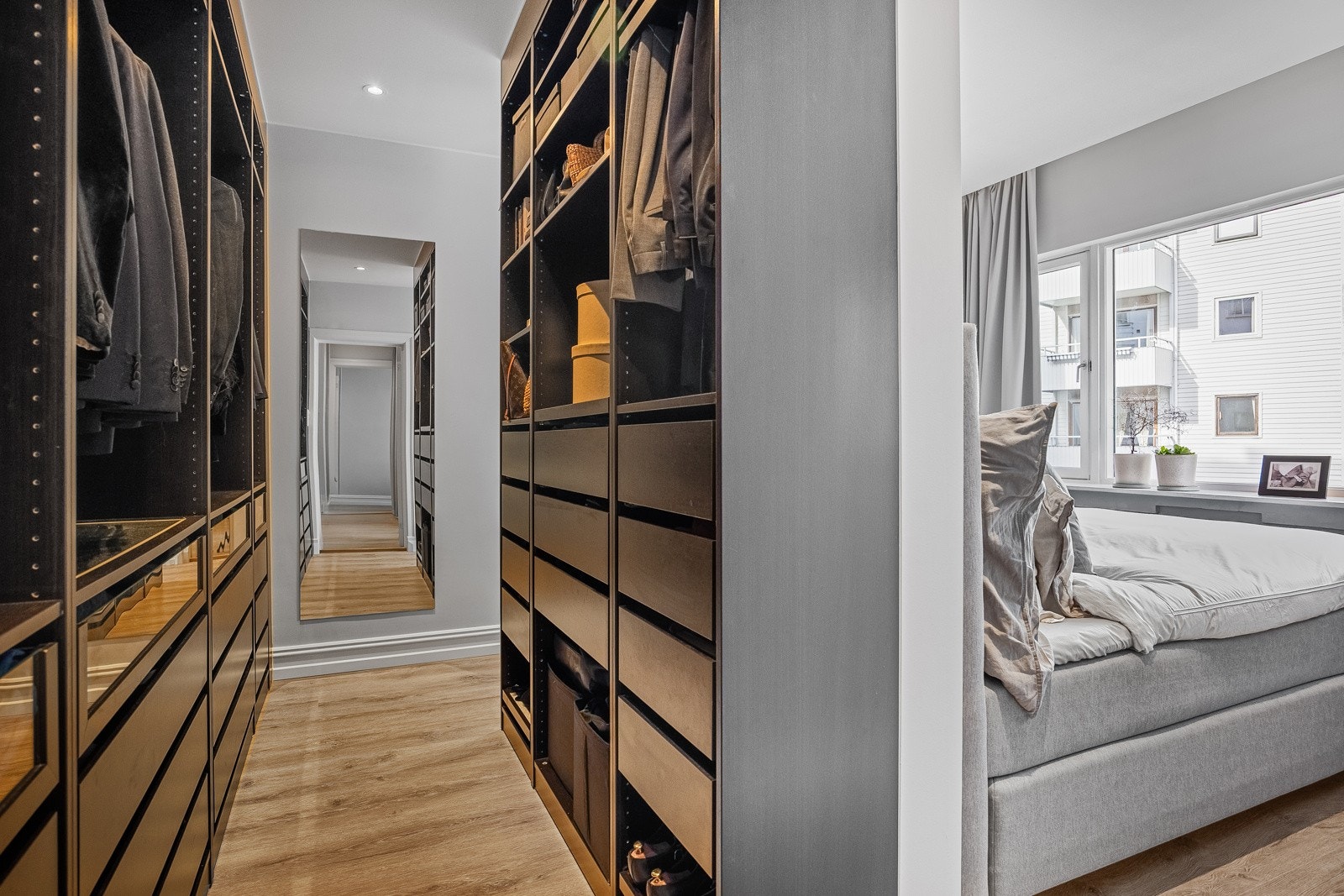 Takhøye garderobeskap sørger for maksimal utnyttelse av plassen. Galleribilde