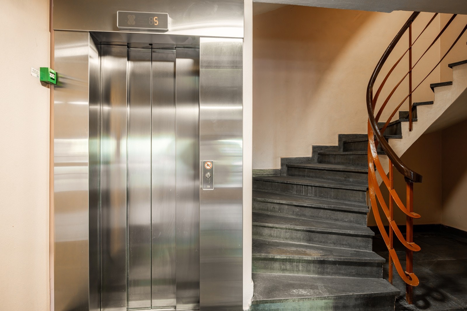 Adkomst med heis og felles trapperom. Galleribilde