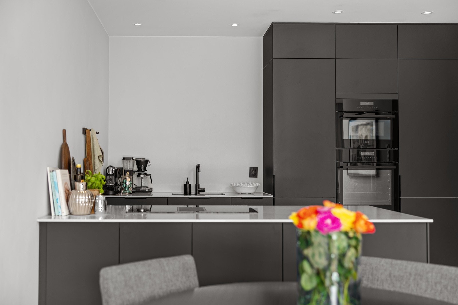 Benkeplaten av steinkompositt med underlimt vaskekum i kompositt. Galleribilde