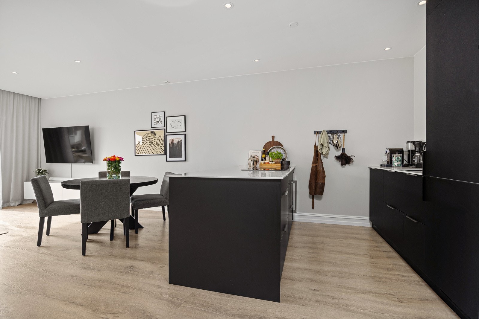 Downlights i himling sørger for godt med lys i rommet. Galleribilde