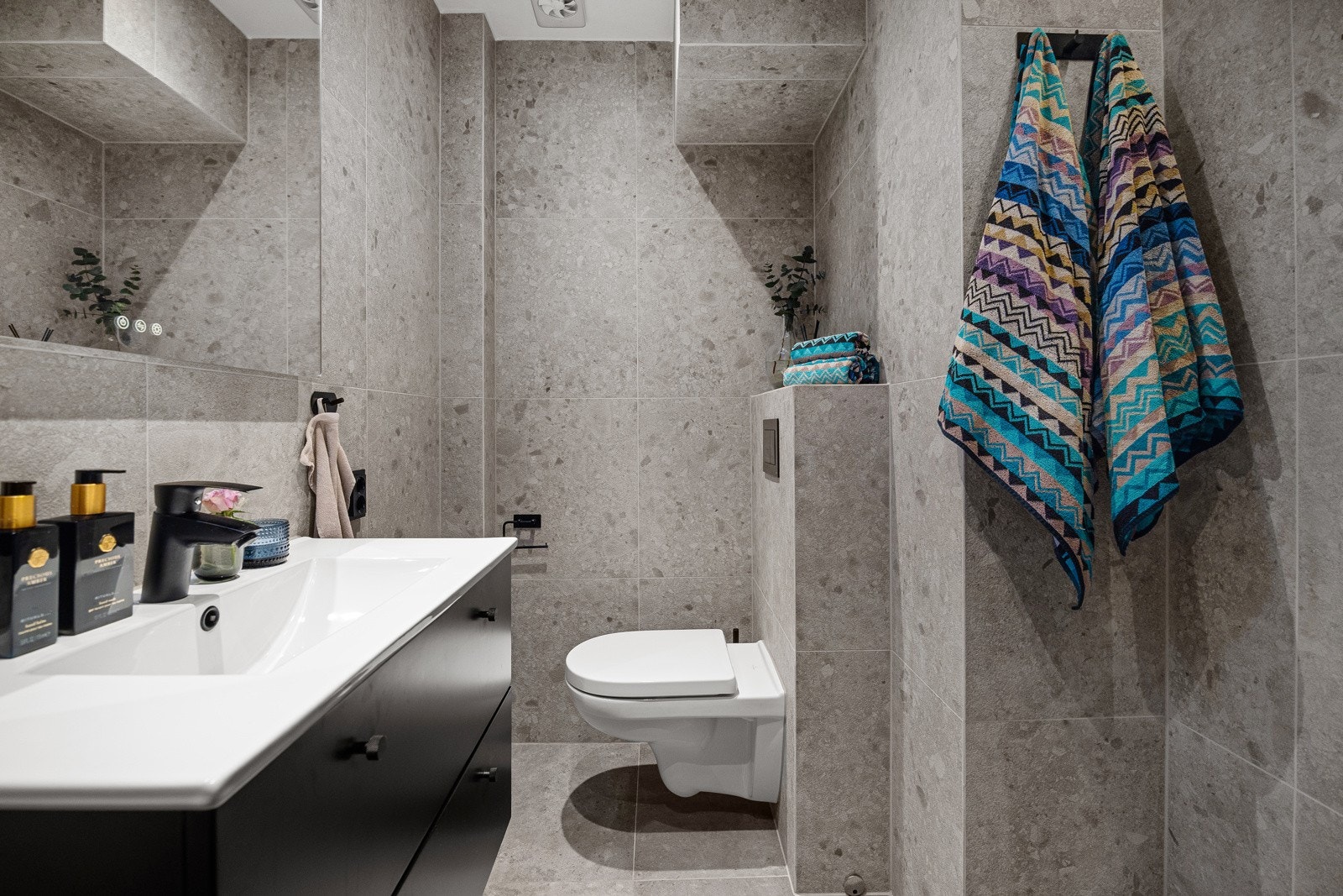 Lekkert baderom renovert i 2021 med varme i gulv. Galleribilde