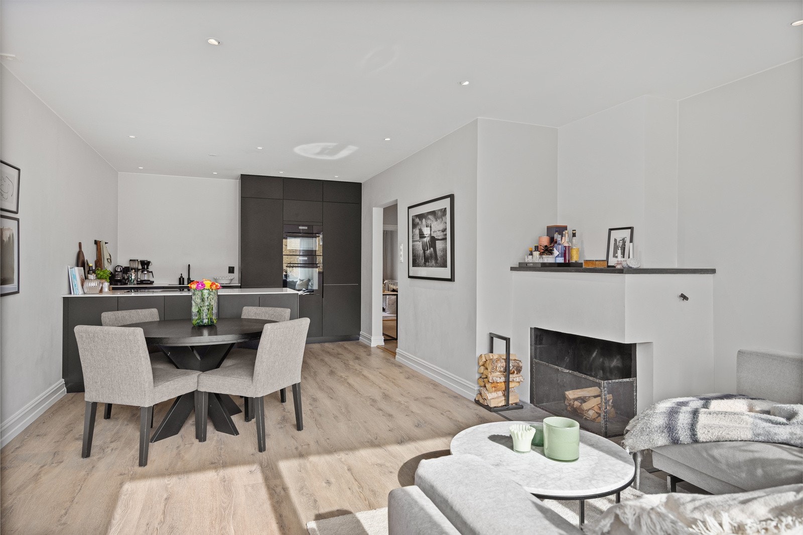 Et innbydende og sosialt allrom med god plass til sofagruppe og spiseplass. Galleribilde