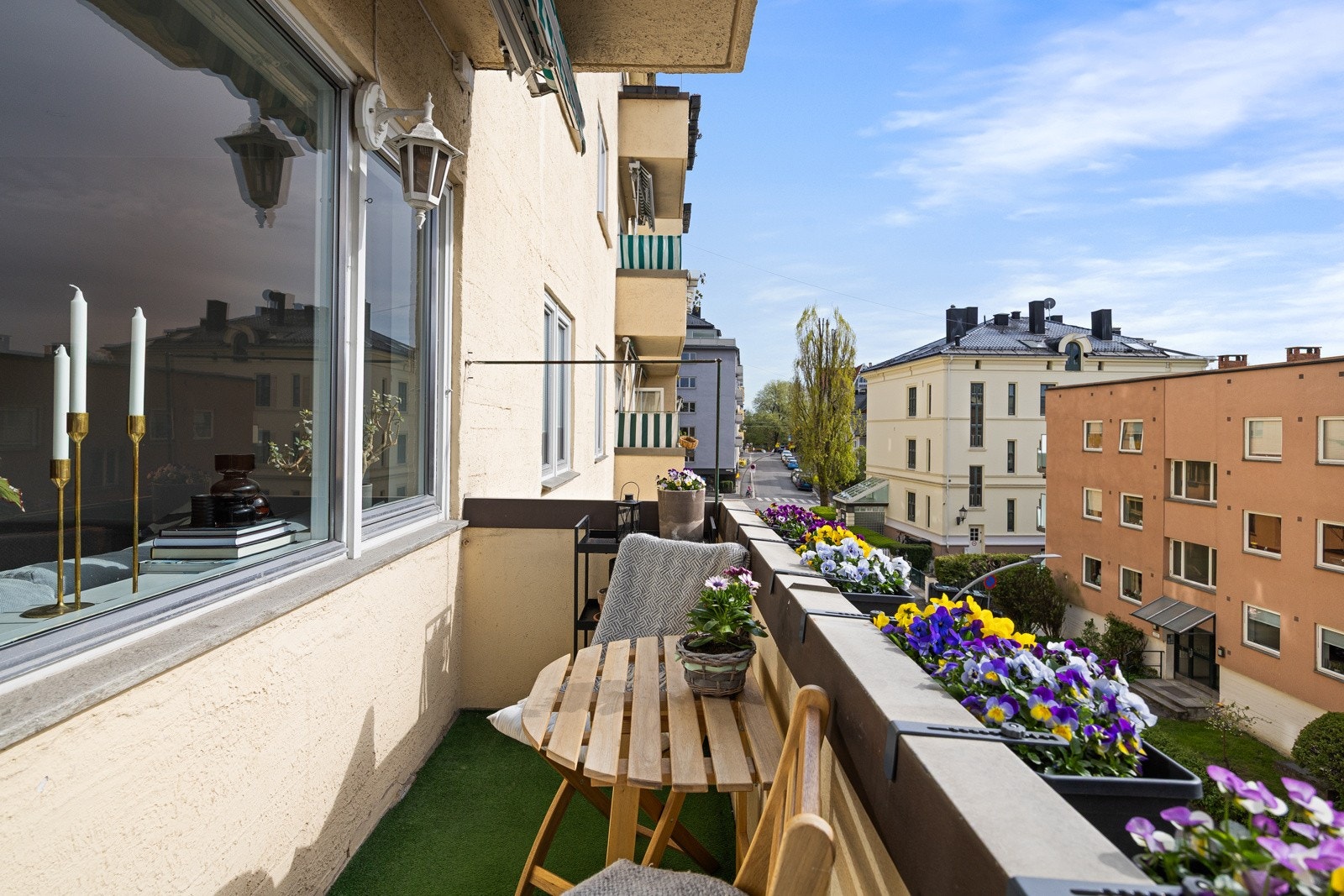 Balkongen er ca. 3,4m2 og byr på gode solforhold. God plass til utemøblement. Galleribilde