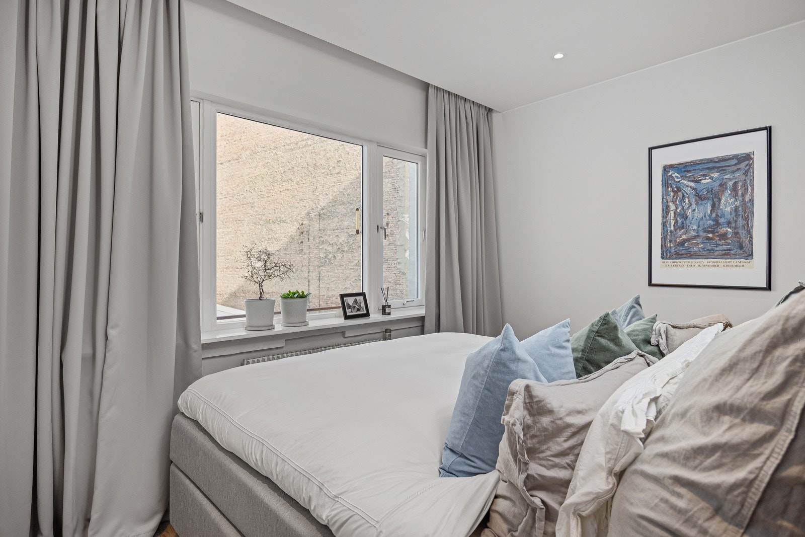 Mye naturlig lys fra stort vindu. Galleribilde