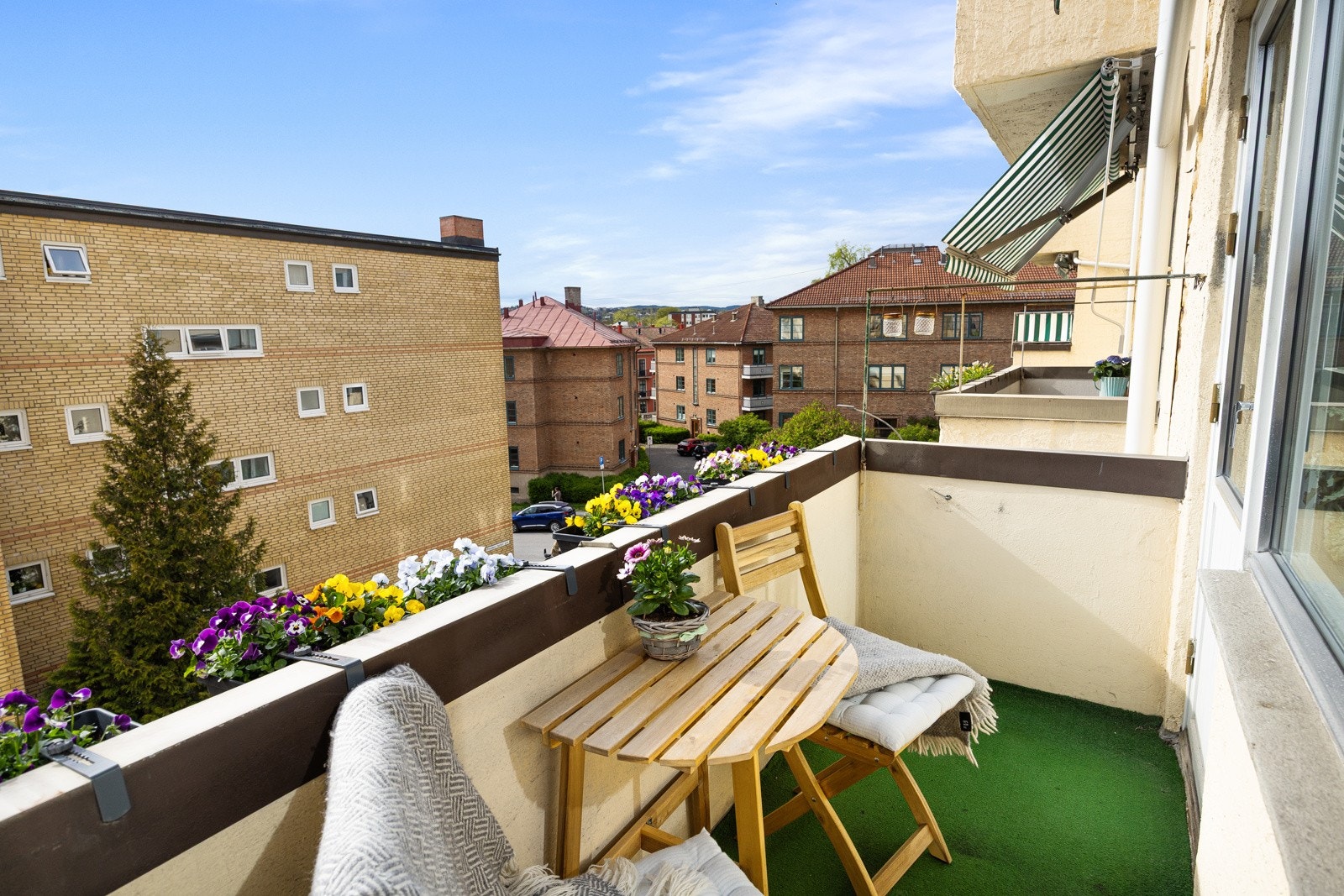 Fra stuen er det utgang til en solrik, sydvestvendt balkong. Galleribilde