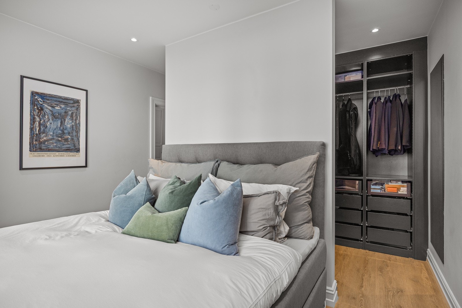 Lyst hovedsoverom med en praktisk garderobesone. Galleribilde