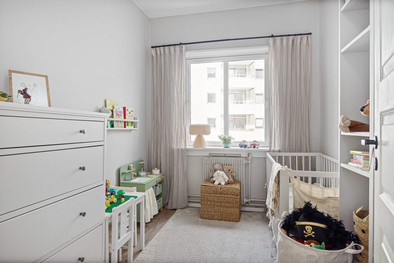 Flott barnerom med god plass til ønsket innredning. Galleribilde