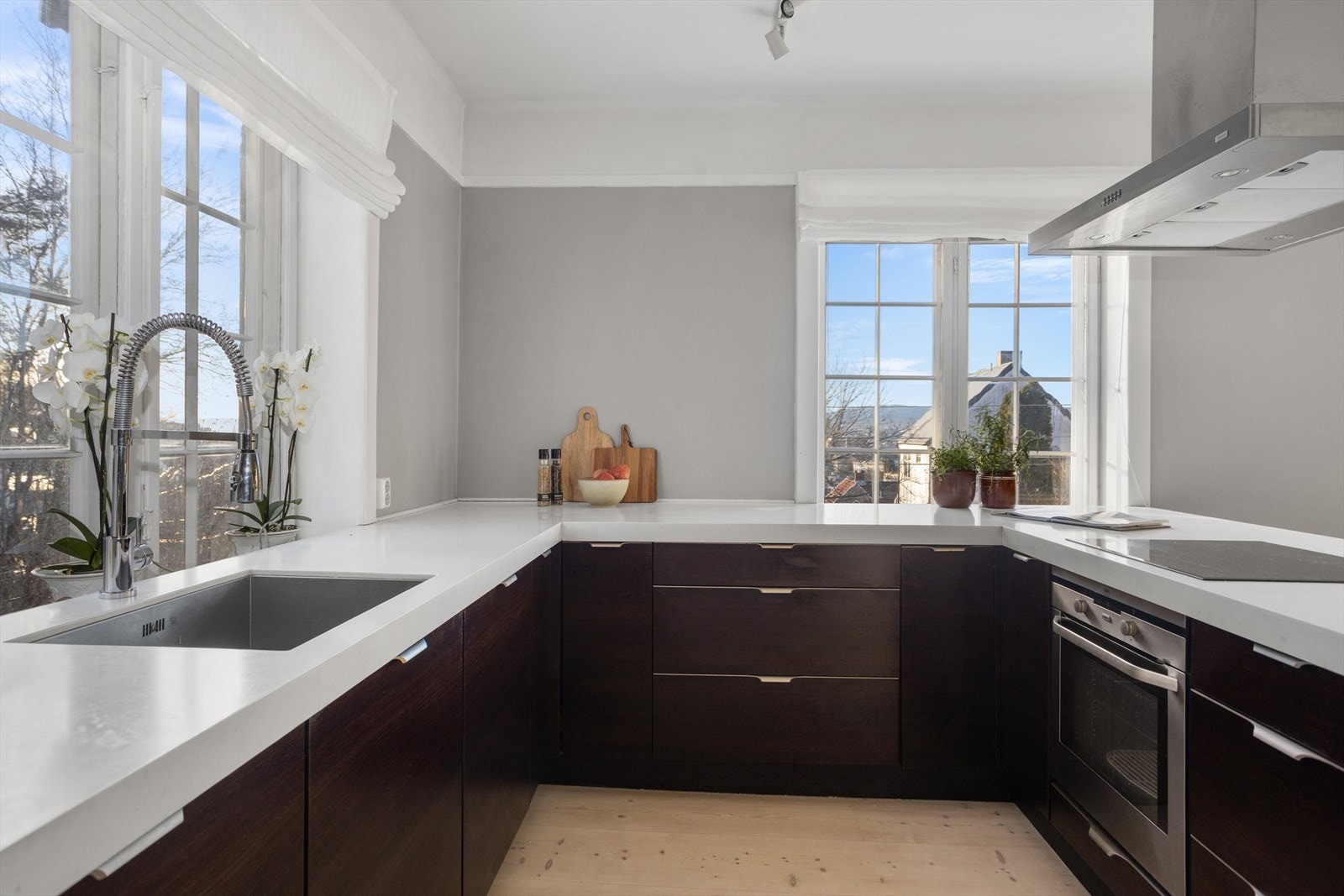 Lekker kjøkkeninnredning med Corian benkeplate Galleribilde
