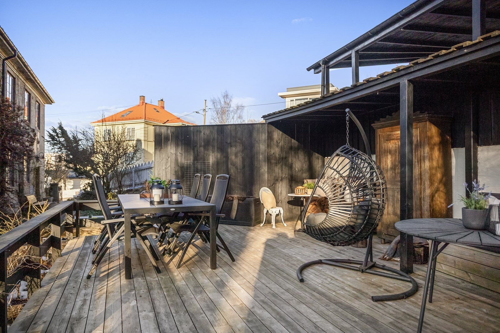 Her er det rom til både grill, spisebord, loungemøbler og solsenger Galleribilde