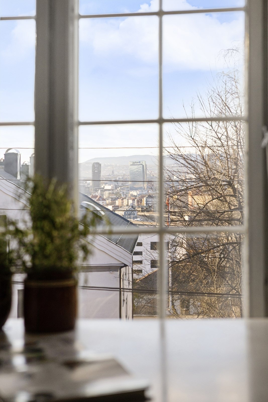 Utsikt mot byen Galleribilde