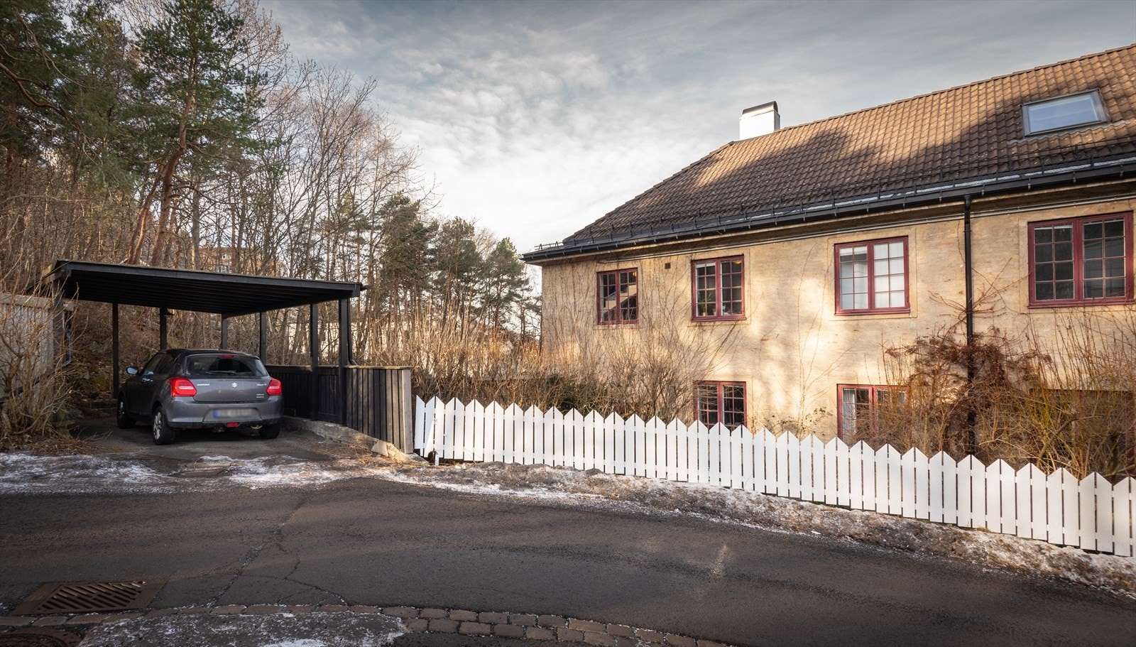 Carport som denne boligen disponerer Galleribilde