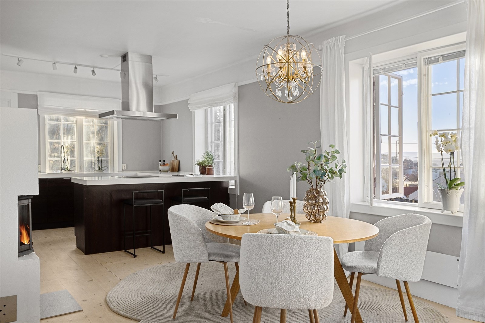 I stuen har man god plass til både stue- og spisestueinnredning Galleribilde
