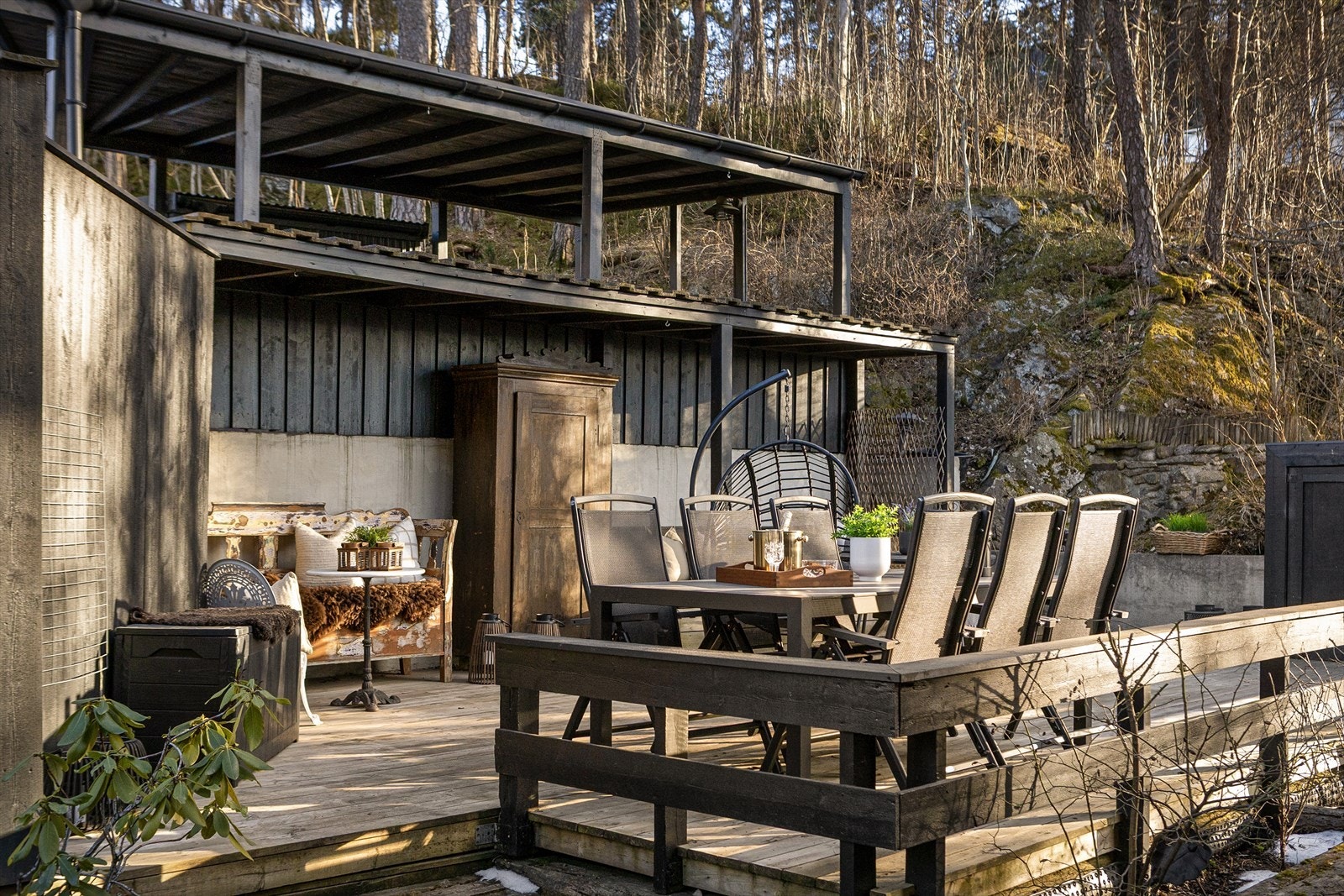 Terrasse vegger og carport malt i løpet av de siste årene Galleribilde