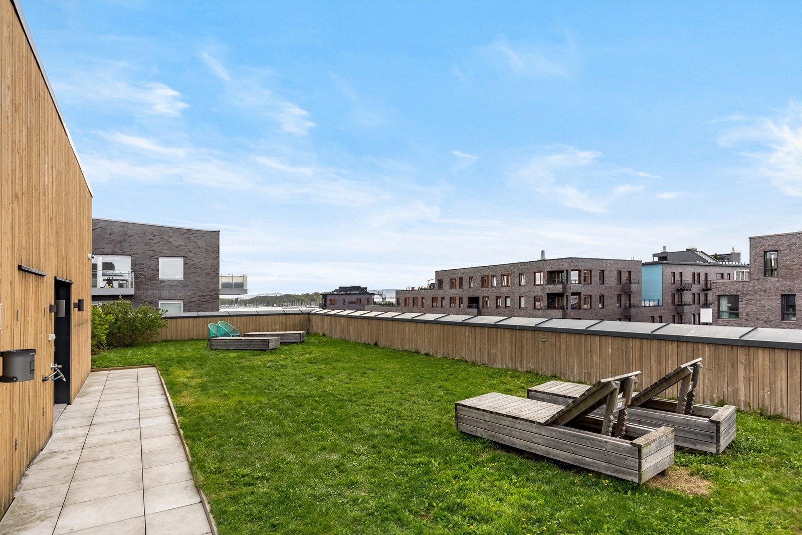 Sameiet har en spektakulær felles takterrasse med optimale solforhold. Her finner du sittegrupper og solsenger - det perfekte stedet for å nyte utsikten og koble av i solen. Galleribilde