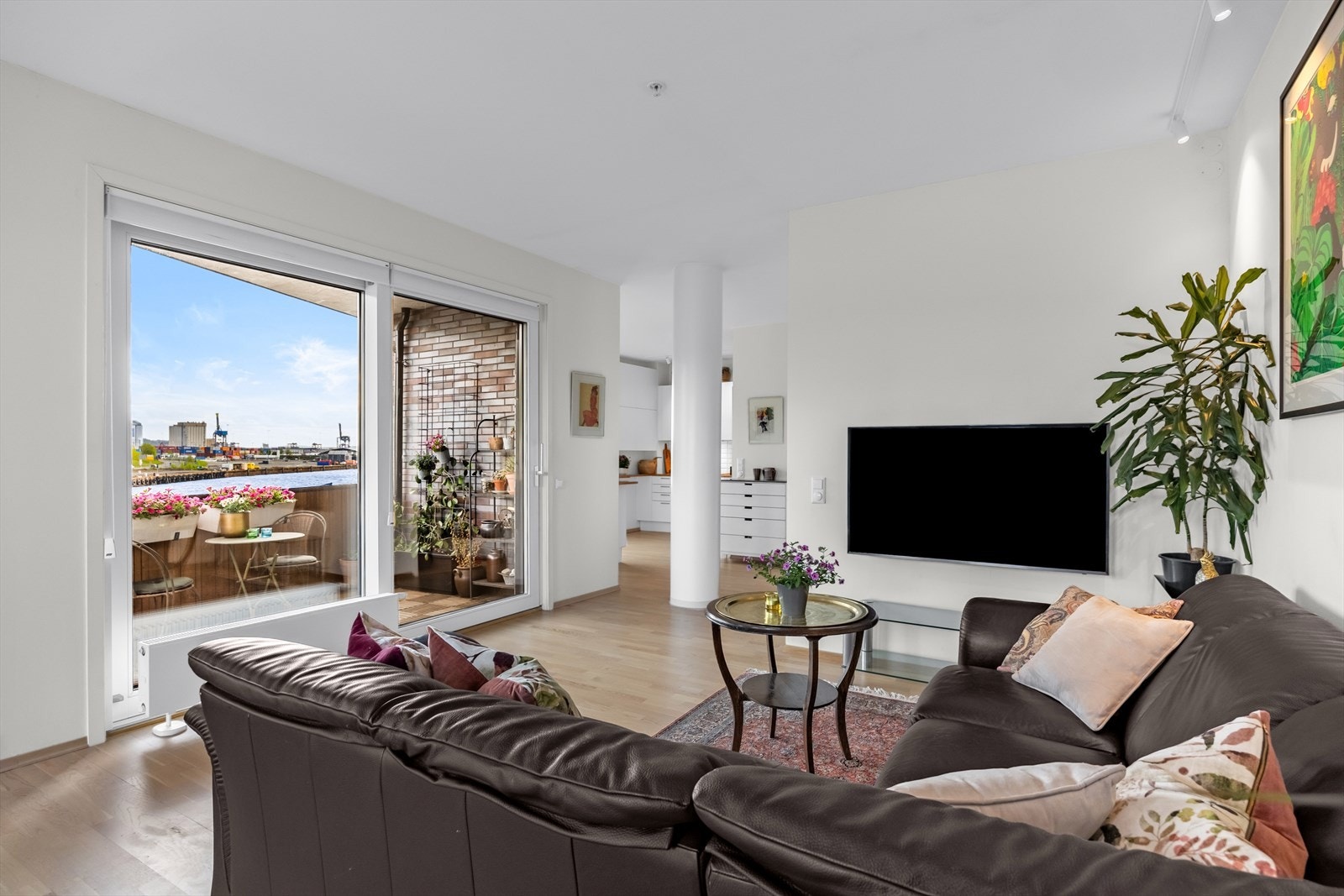 Fra stuen har du utgang til balkong på ca. 11 m². Galleribilde