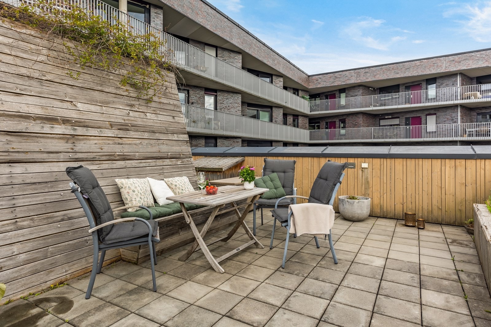 Leiligheten disponerer også sin egen, romslige takhage/parsell på en usjenert del av takterrassen - et privat og solrikt fristed med god plass til sittegruppe, grill og annet møblement. Galleribilde