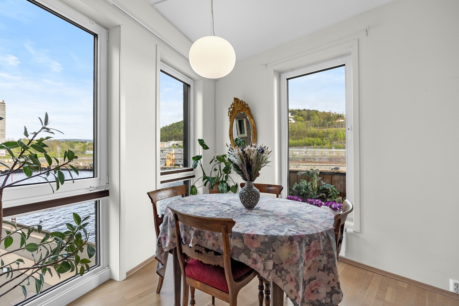 Med utsyn i to himmelretninger kan man nyte både utsikten og et bedre måltid. Galleribilde