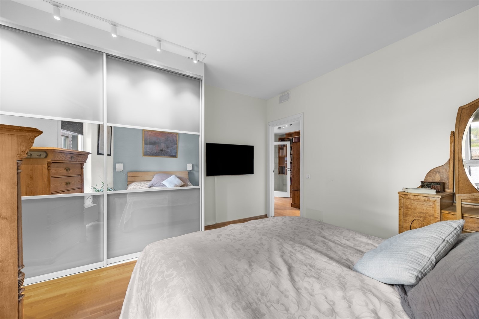 Rommet har en stor og en praktisk skyvedørsgarderobe med god plass til oppbevaring. Galleribilde