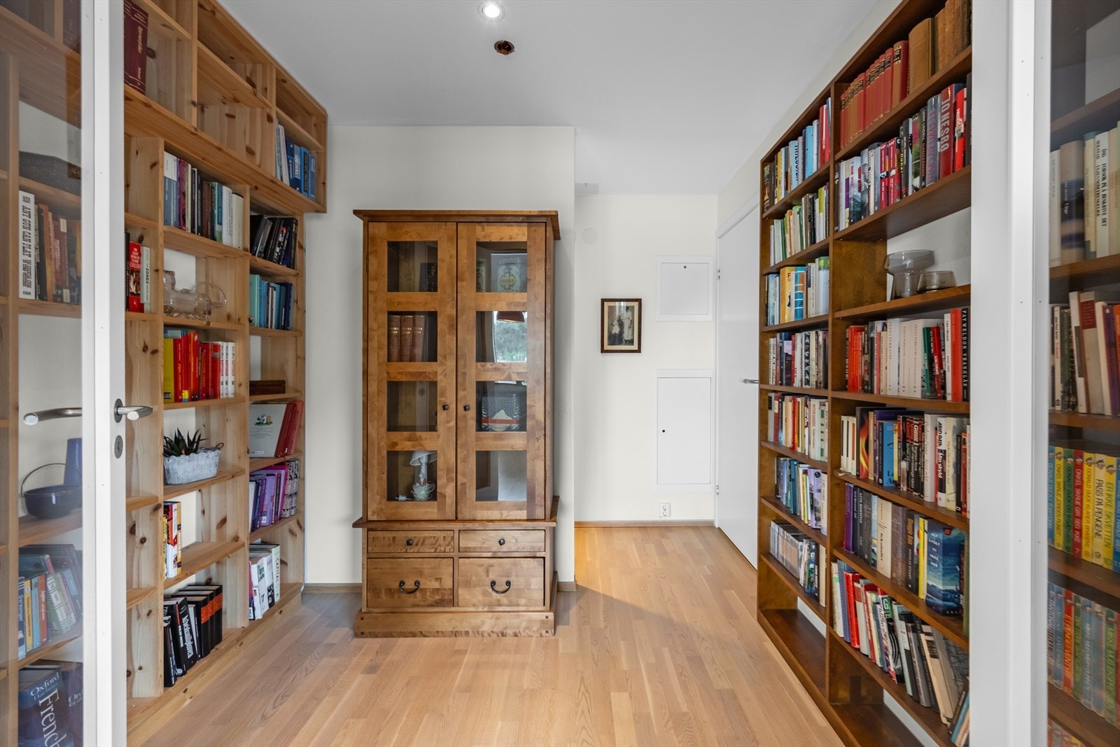 I tilknytning til hovedsoverommet og det ene badet har man et praktisk omkledningsrom/garderobe. Rommet benyttes i dag til bibliotek. Galleribilde