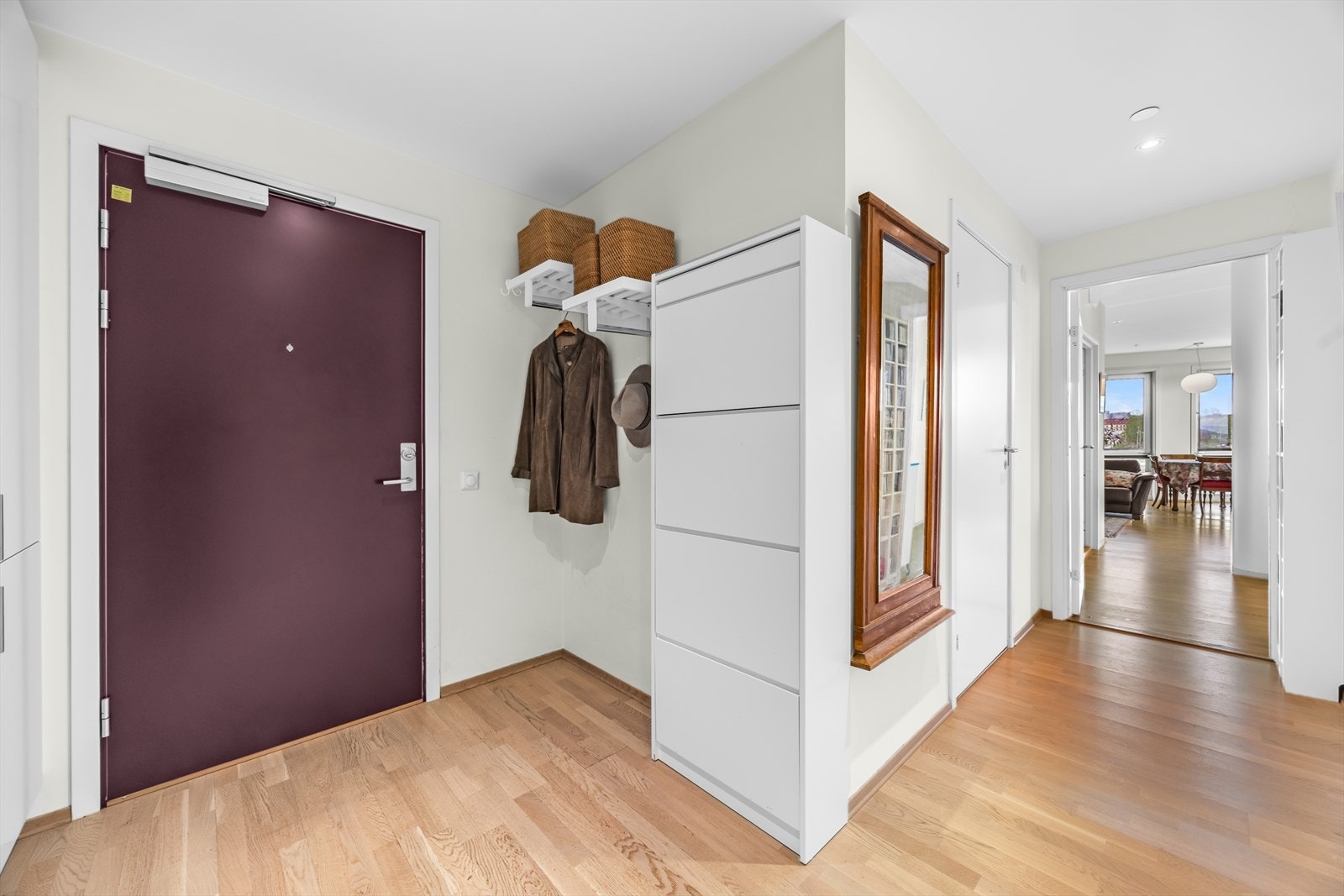 Velkommen inn i en romslig og innbydende entré med praktisk garderobeløsning og rikelig med oppbevaringsplass. Galleribilde