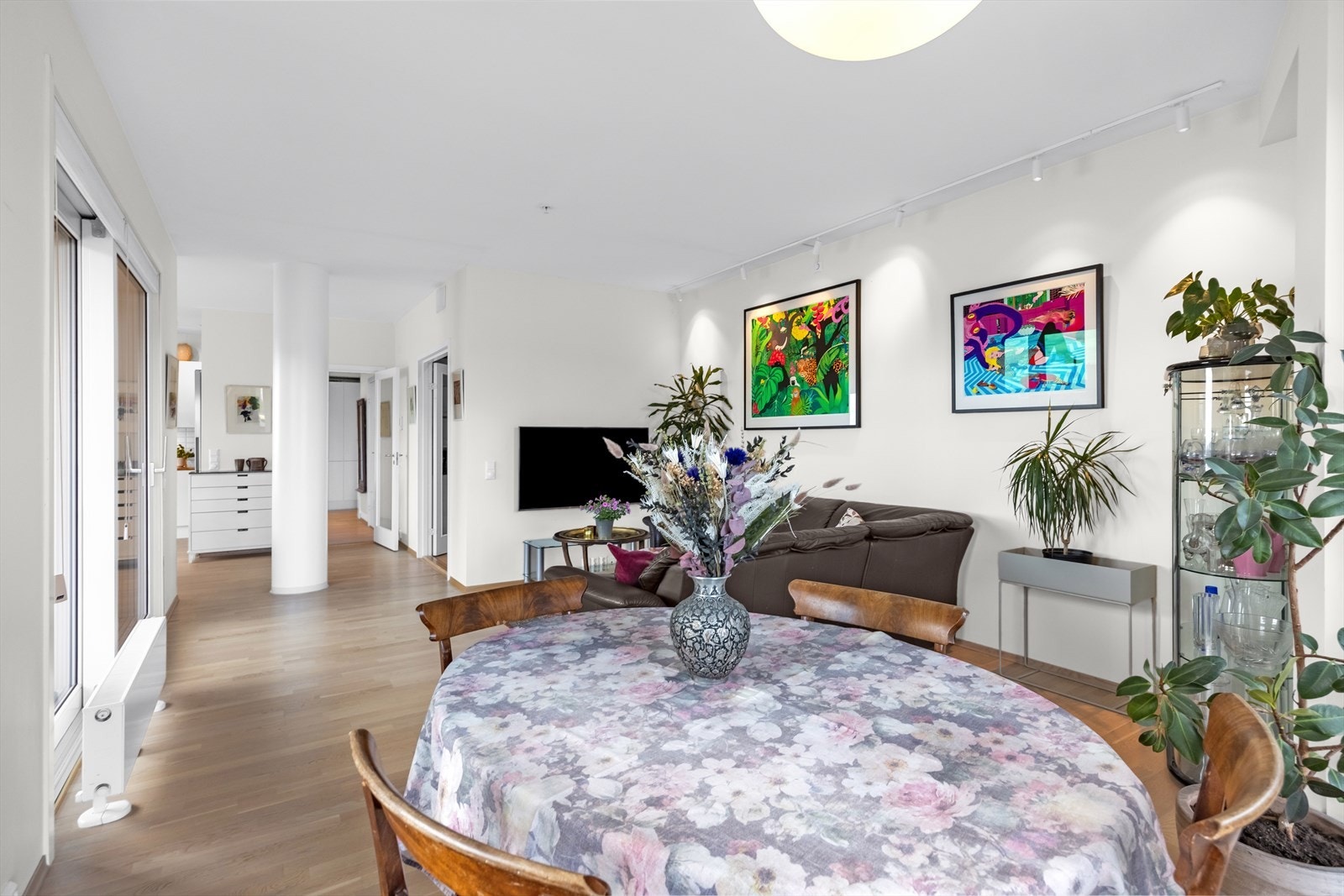 Stuen har plass til både spisebord og sofagruppe. Galleribilde