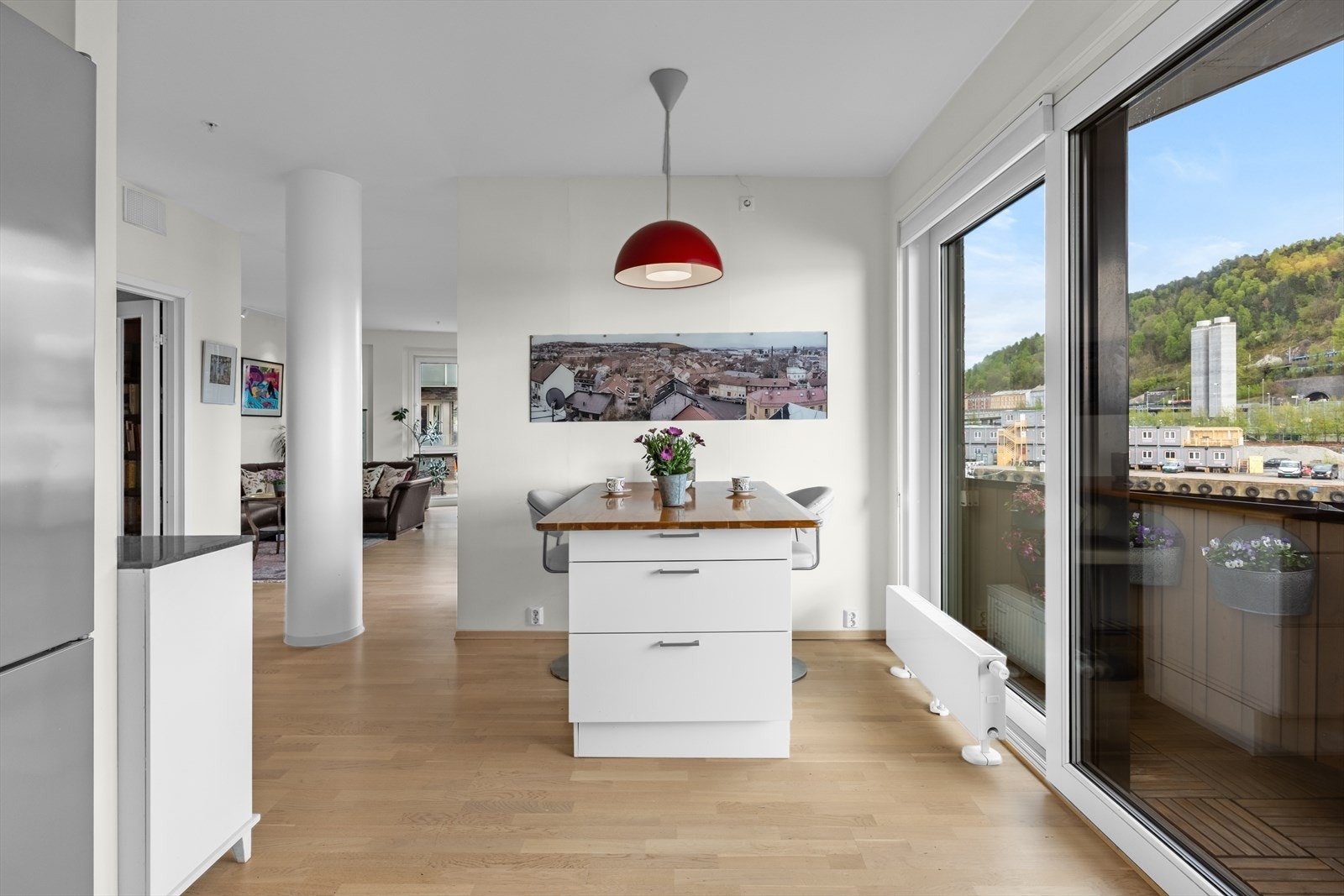 Hyggelig spiseplass. De store vindusflatene gir rommet godt med naturlig lys og en fin utsikt. Galleribilde