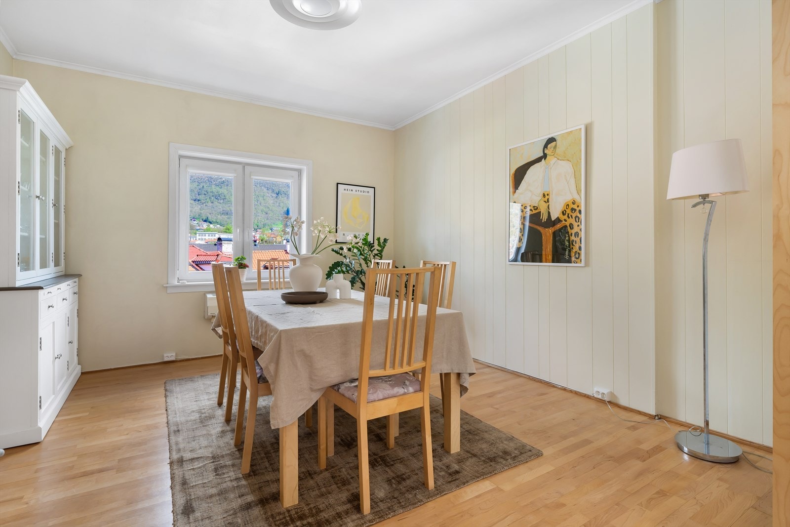 God plass for spisestue rett ved kjøkkenet. Galleribilde