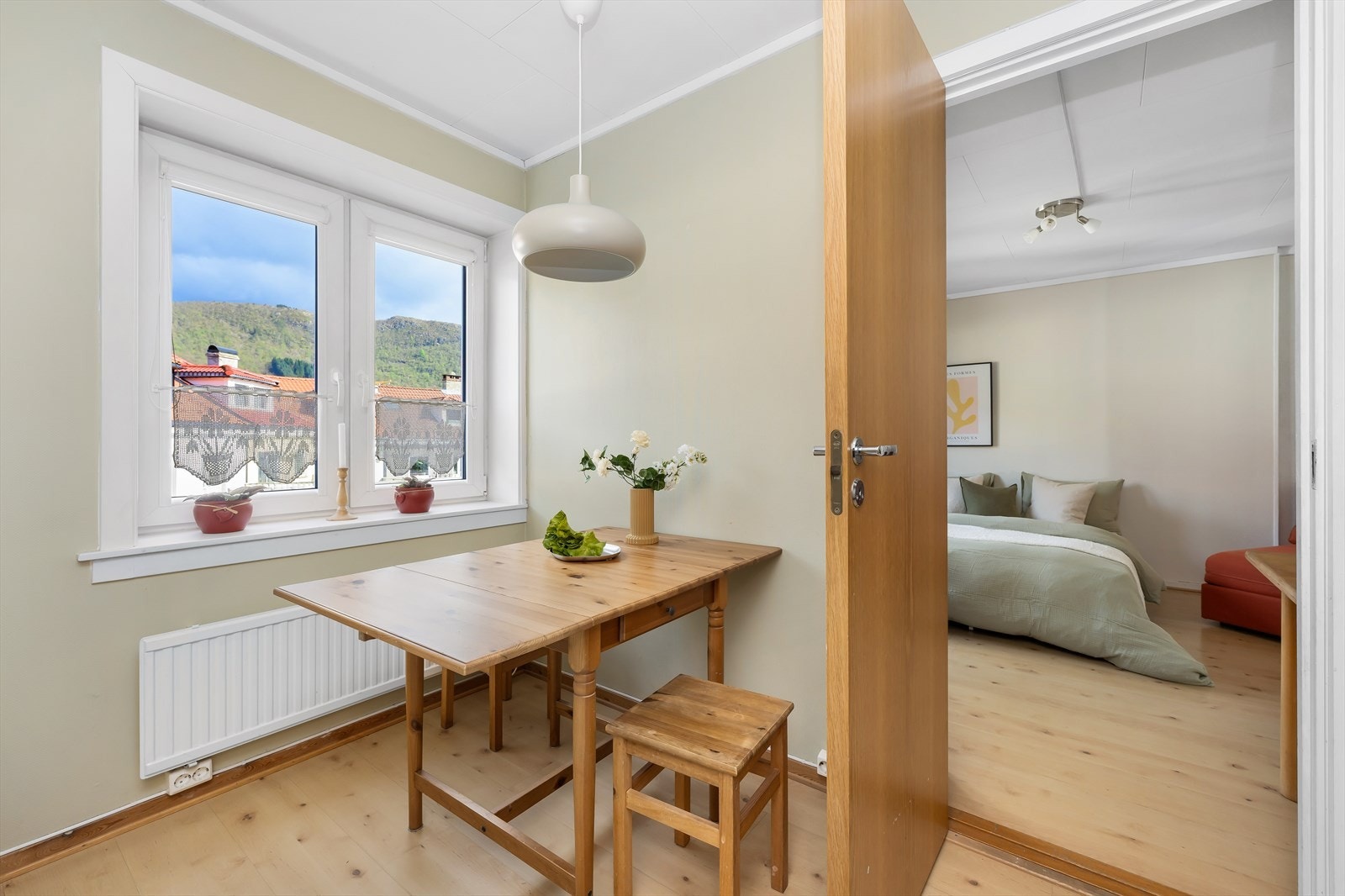 Spiseplass på kjøkken 1. etasje. Galleribilde