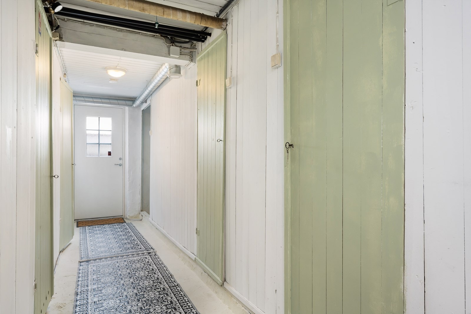Kjeller med direkte utgang til bakhage. Galleribilde
