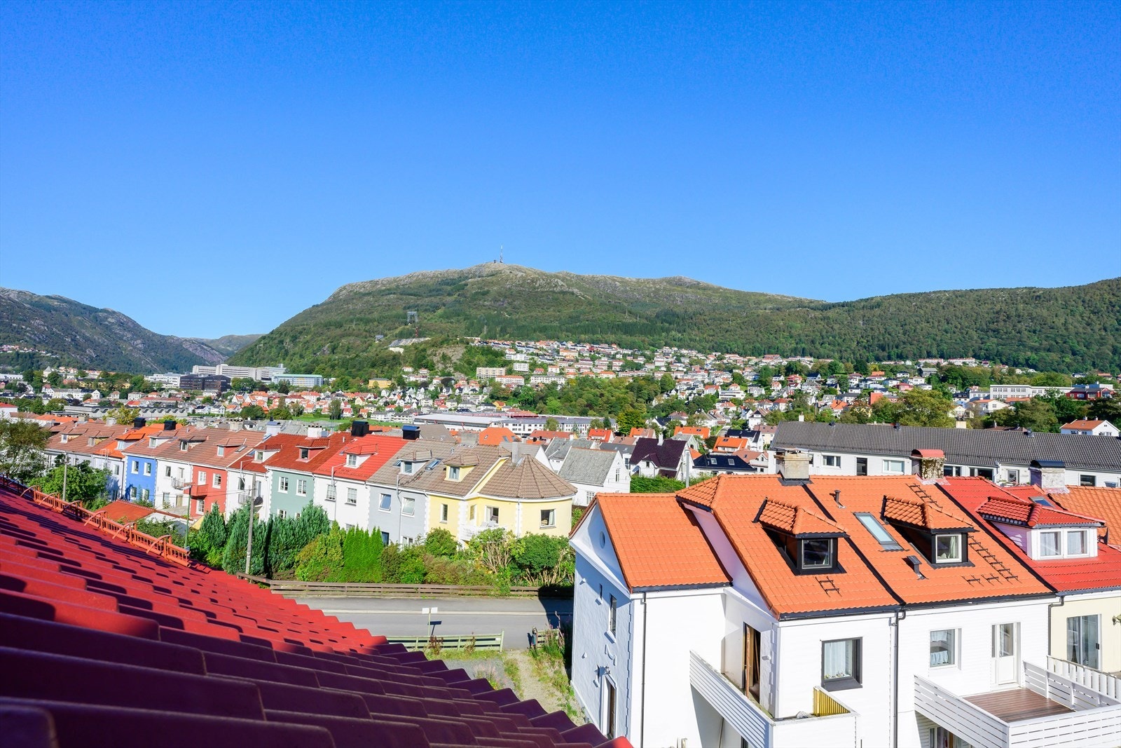 Utsikt fra takvindu loft mot Ulriken. Galleribilde
