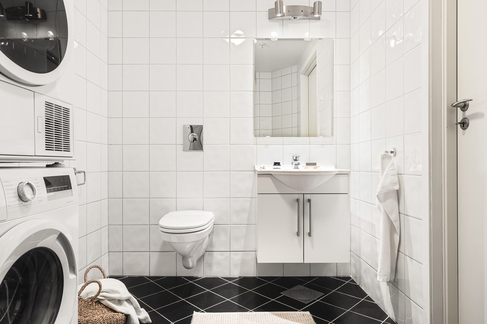 - Lyst helfliset bad på 5,3 m². Merk plass til både vaskemaskin og tørketrommel - Galleribilde