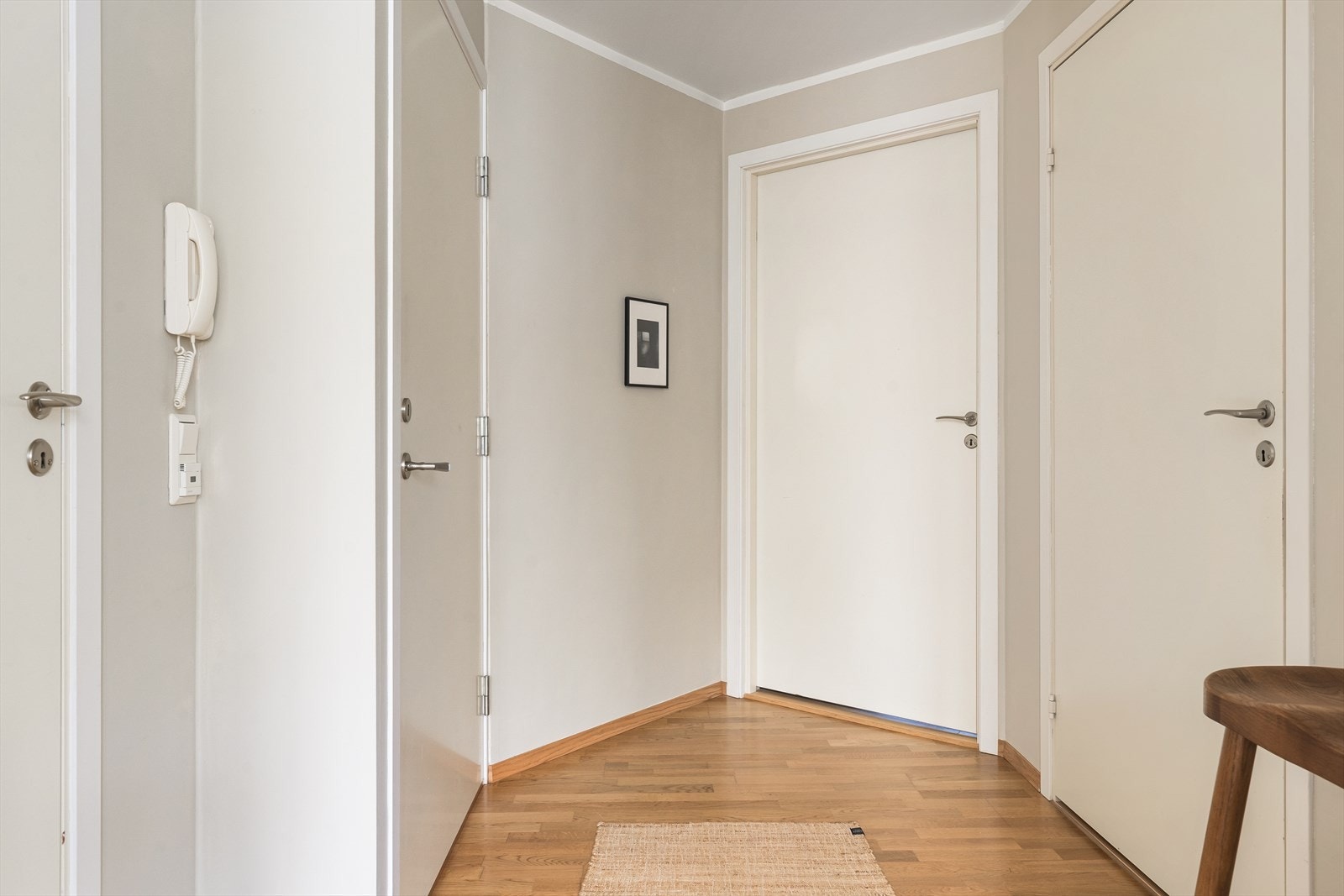 - Innbydende entré på 4,8 m². Merk porttelefon som gjør det enkelt å åpne for besøket! - Galleribilde
