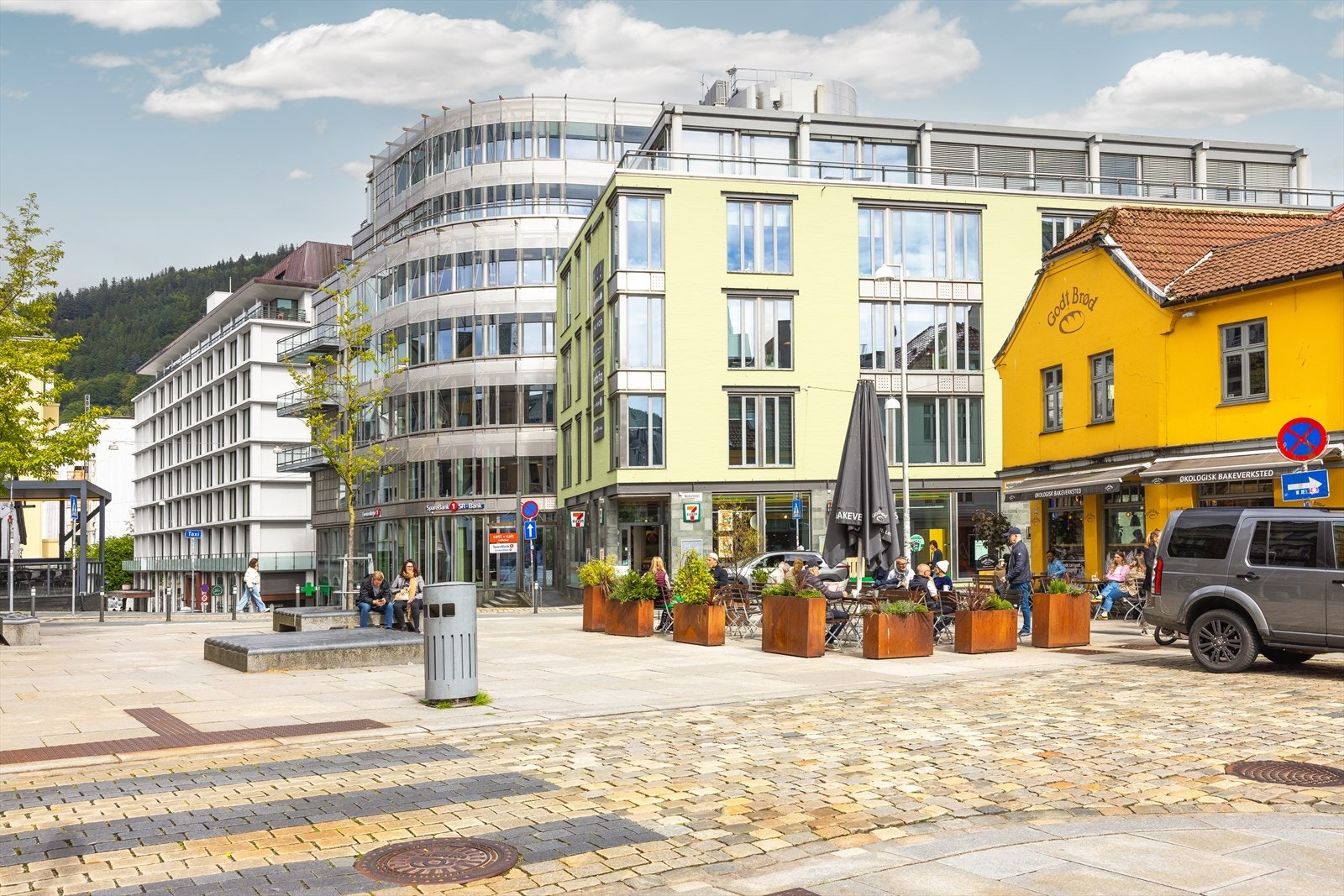 - Like nedenfor leiligheten finner du flere spisesteder, som Godt Brød, Sumo, Cartels, Hot Wok og flere andre - Galleribilde