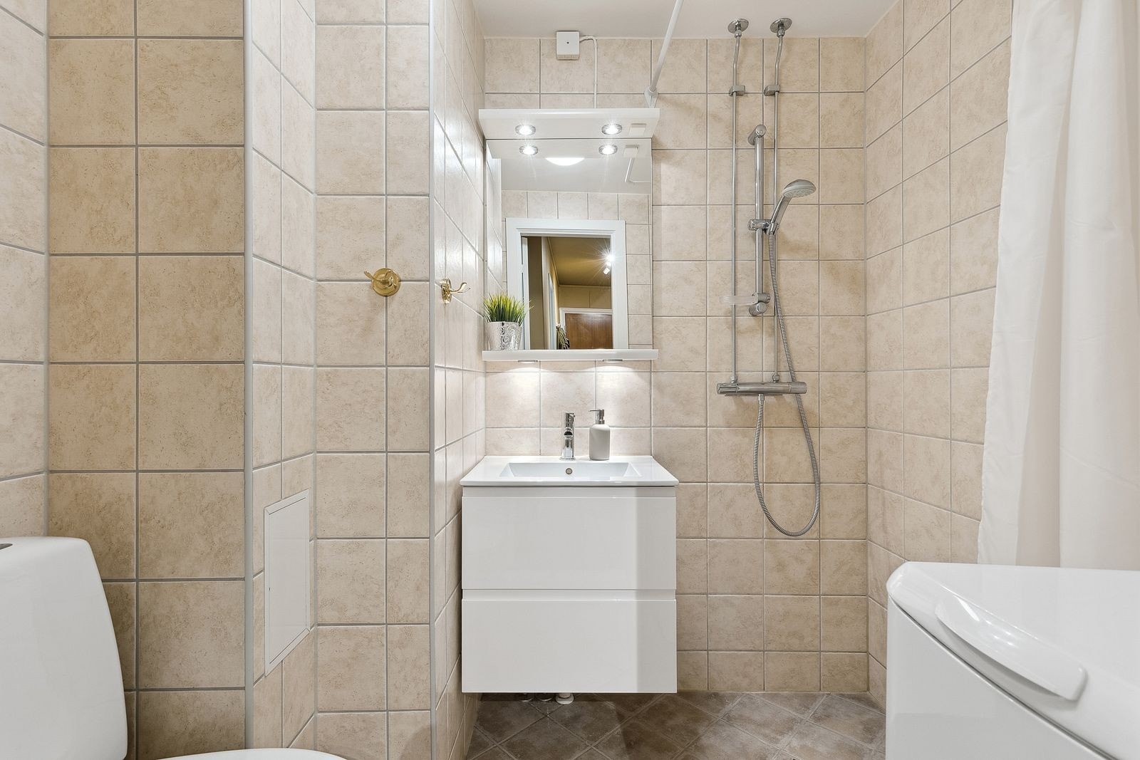 Bad - med egen vaskemaskin - samt er det også fellesvaskeri i kjeller. Galleribilde