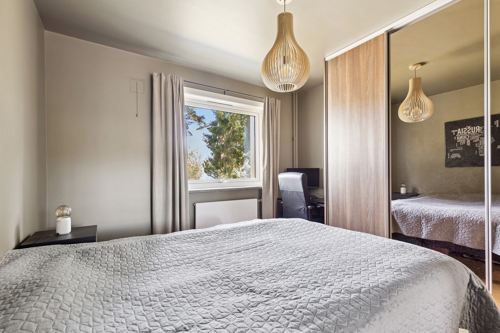 Soverom, god skapplass Galleribilde