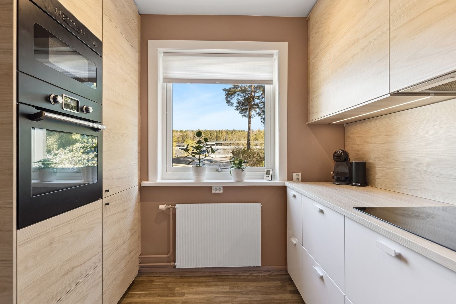 Integrerte hvitevarer på kjøkken Galleribilde