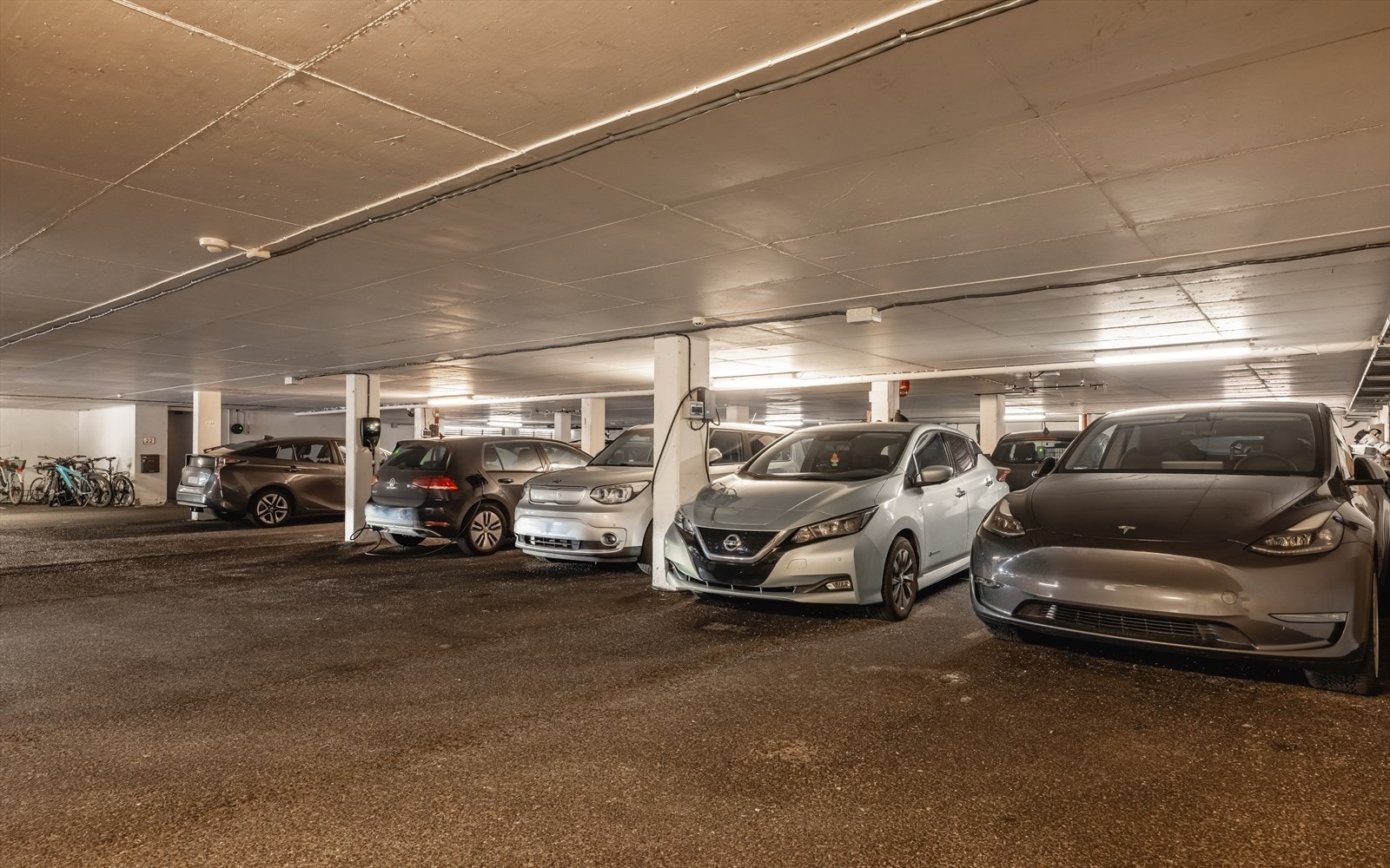 En garasjeplass i felles garasjeanlegg med egen elbil ladestasjon. Type ladestasjon: Juicebox. Fra 2020. For øvrig er det gjesteparkering på fellesområde. Galleribilde