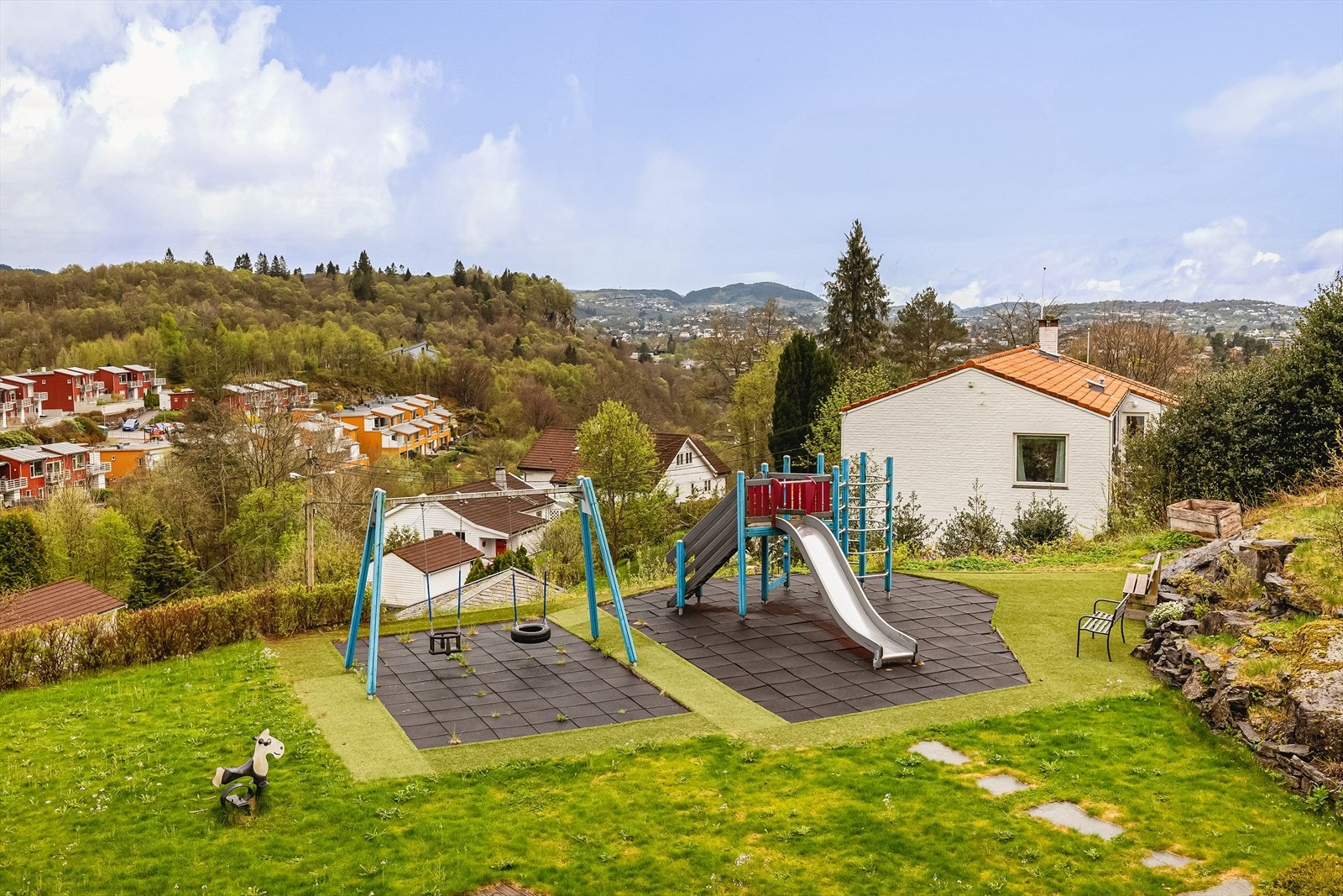 Tomten er foruten eiendommens bygningsmasse pent opparbeidet med interne veier, grøntarealer, lekeplass og div prydbusker/ beplantning, eple- og plommetrær og bærbusker. Galleribilde