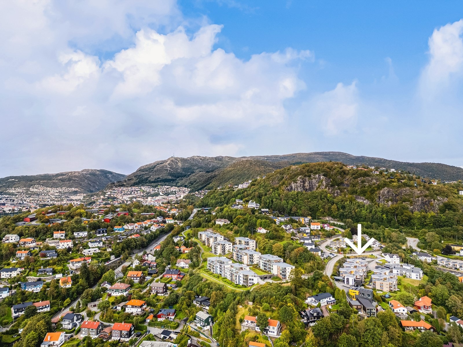 Lerketoppen Borettslag ligger flott til i begynnelsen av Sædalen, i åskammen på Nedre Nattland. Landlig, men sentralt, lite trafikkert, med flotte fellesarealer og grøntområder. Galleribilde