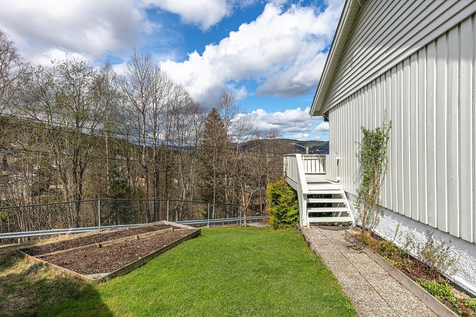 Hellegang fra veranda til markterrassen ved inngangsdøren Galleribilde