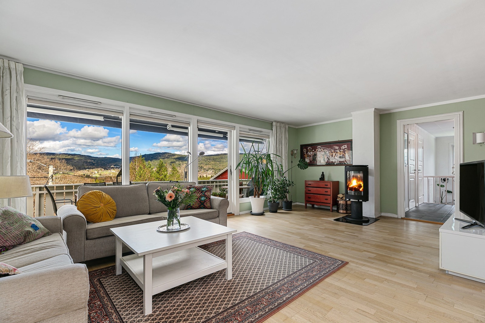 Romslig stue med utsikt til dalen og Romeriksåsene. Stilig peisovn. Galleribilde