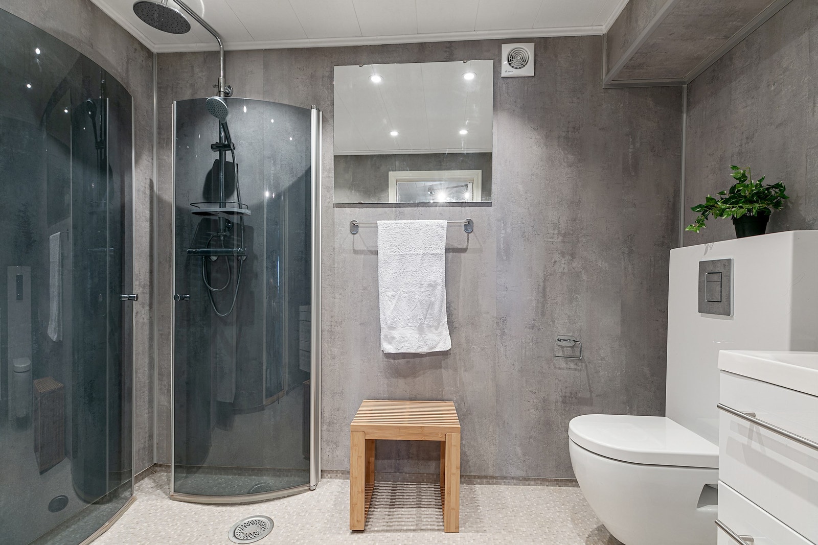 Pent og moderne bad med vegghengt toalett og dusjhjørne. Pusset opp i 2020 Galleribilde