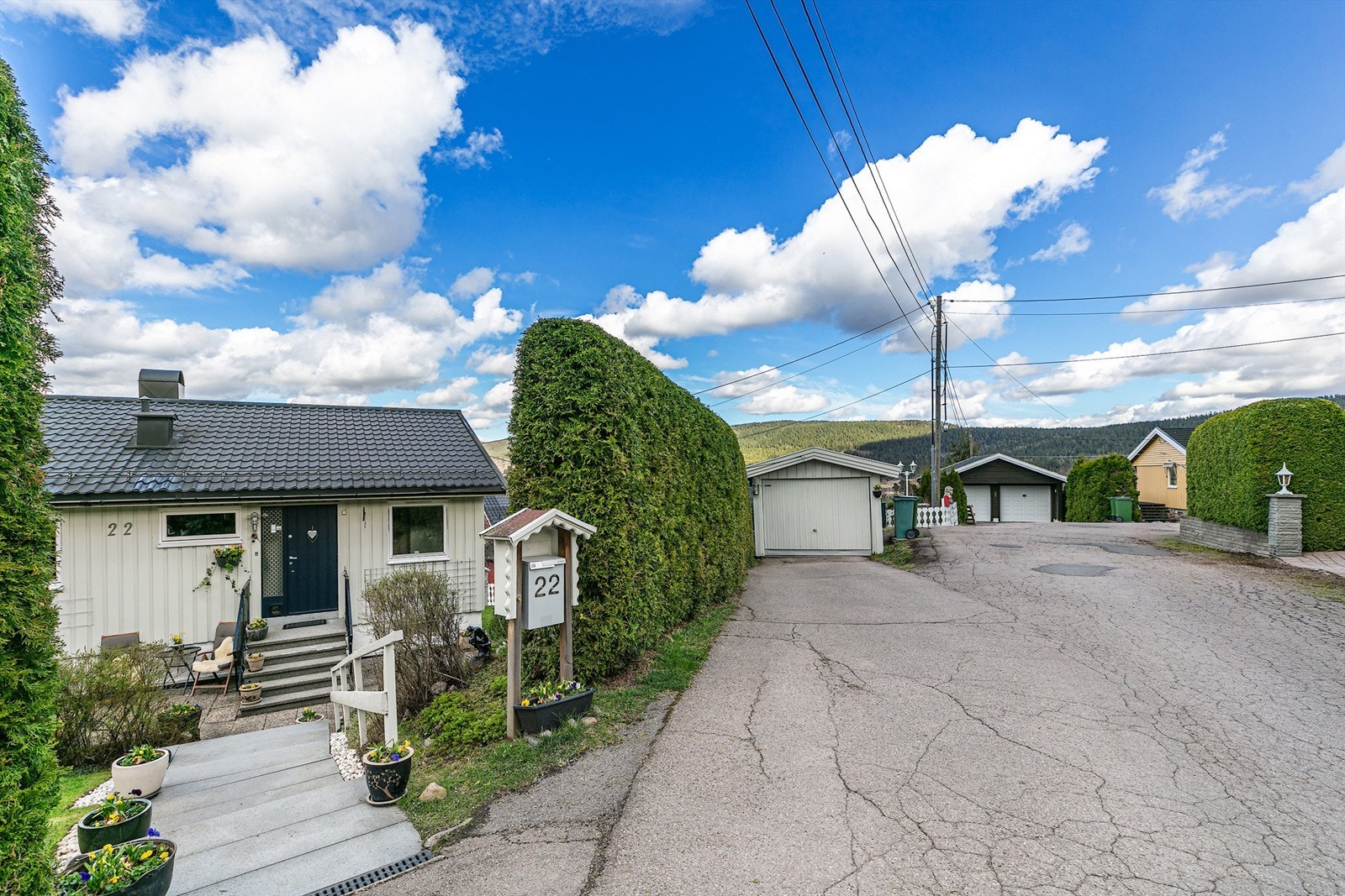 Gårdsplass og parkering foran garasjen Galleribilde