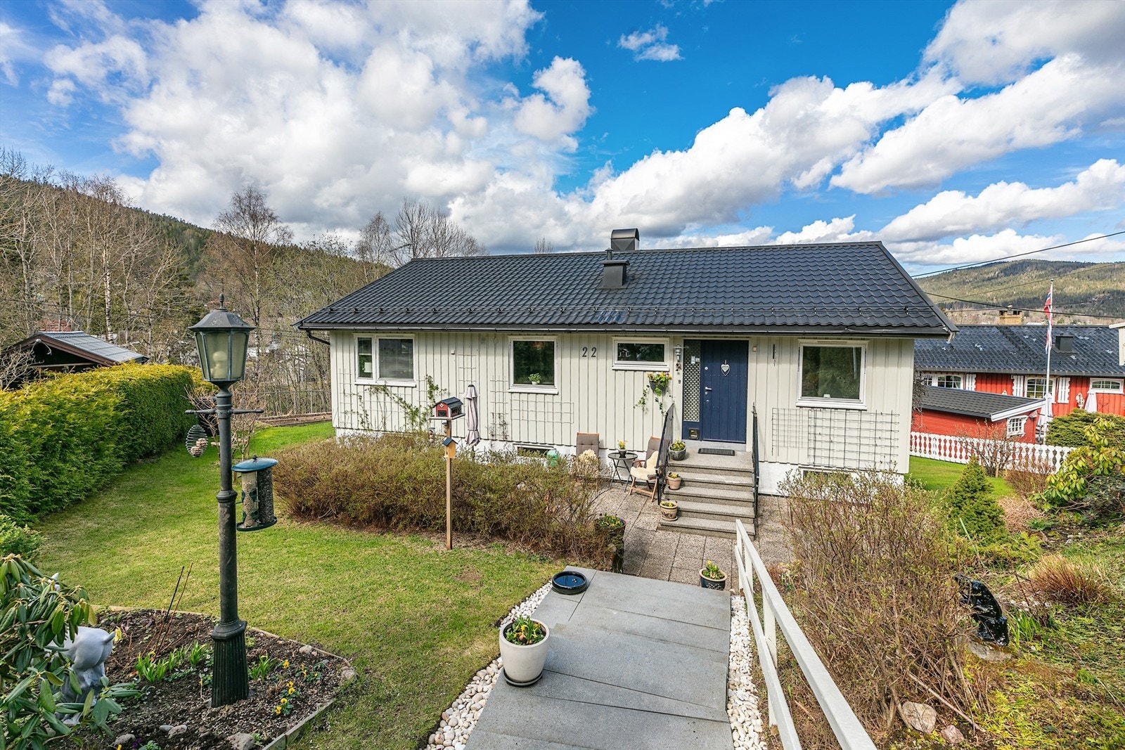 Trappen ned til boligen har varmekabler for isfri adkomst om vinter Galleribilde