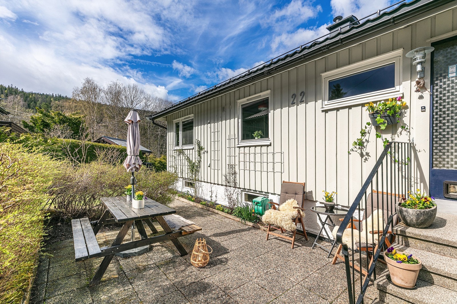 Hyggelig markterrasse ved boligens inngangsparti, denne vender mot sydvest. Galleribilde