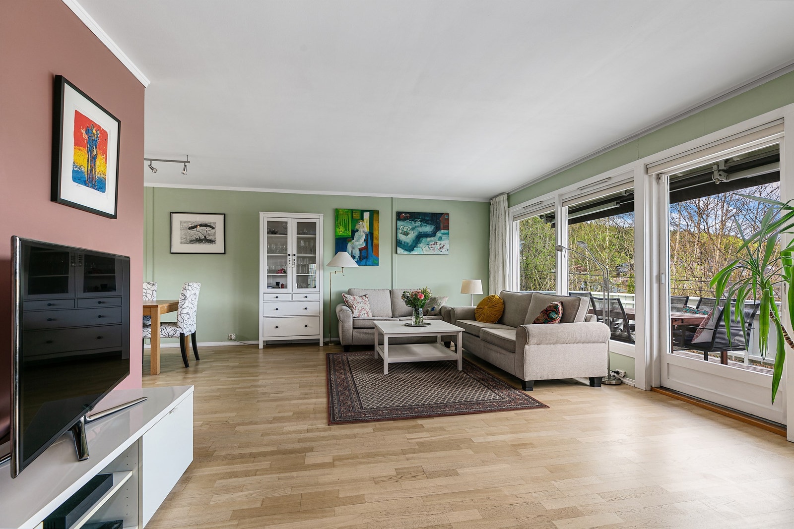 : Det er god plass til både salong og spisestue Galleribilde