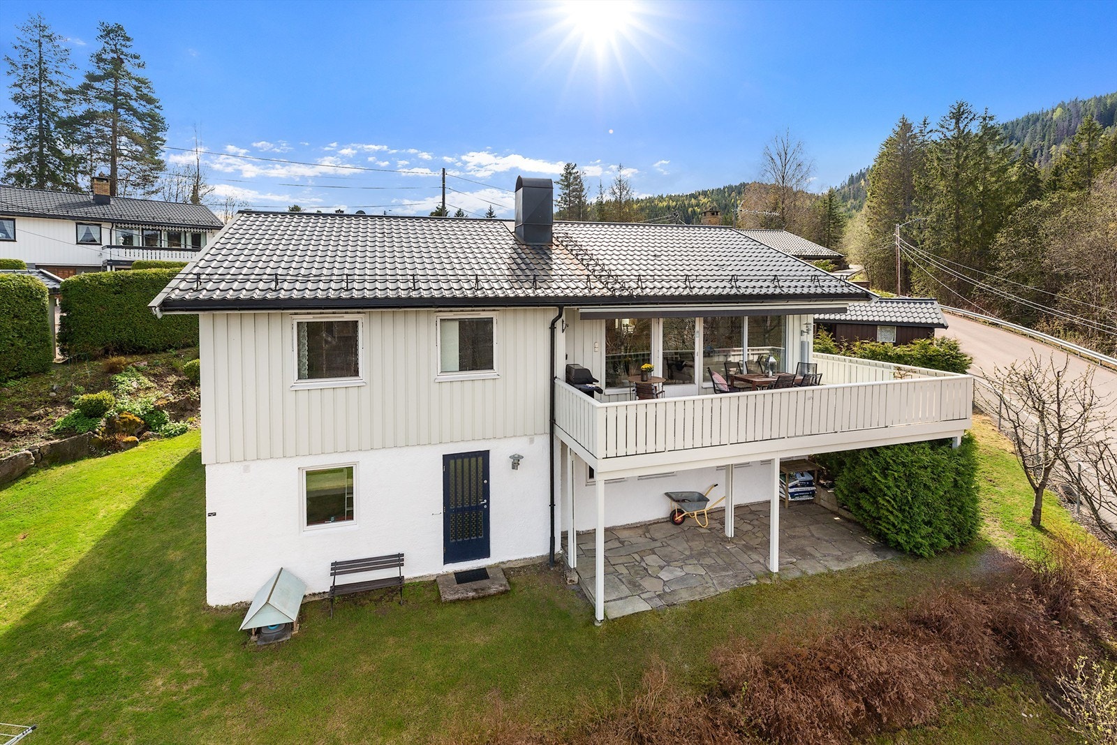 Boligen er oppført over 2 plan og har fine lysforhold og en super veranda Galleribilde