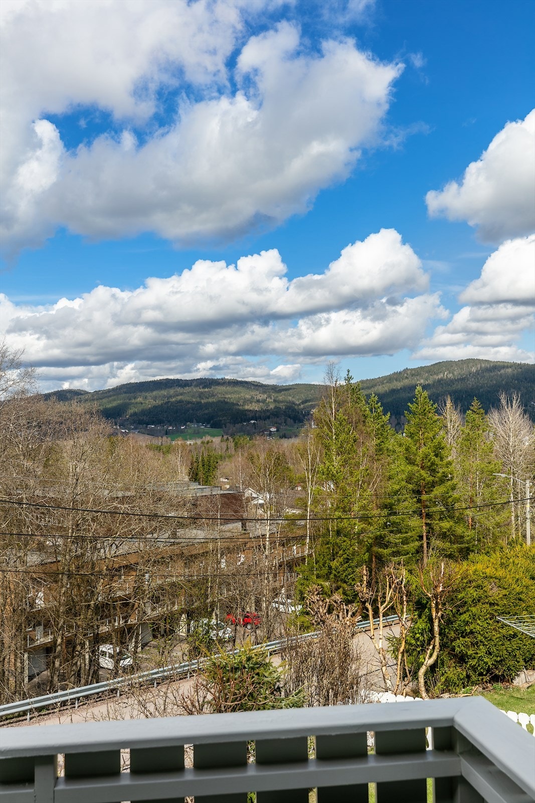 Koselig utsikt fra eiendommens veranda Galleribilde